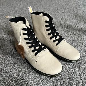 Dr. Martens Leyton in Ivory